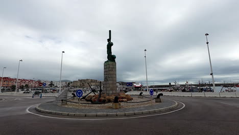 Große-Statue-Auf-Einem-Rundweg-In-Der-Historischen-Stadt-Tarifa-In-Spanien