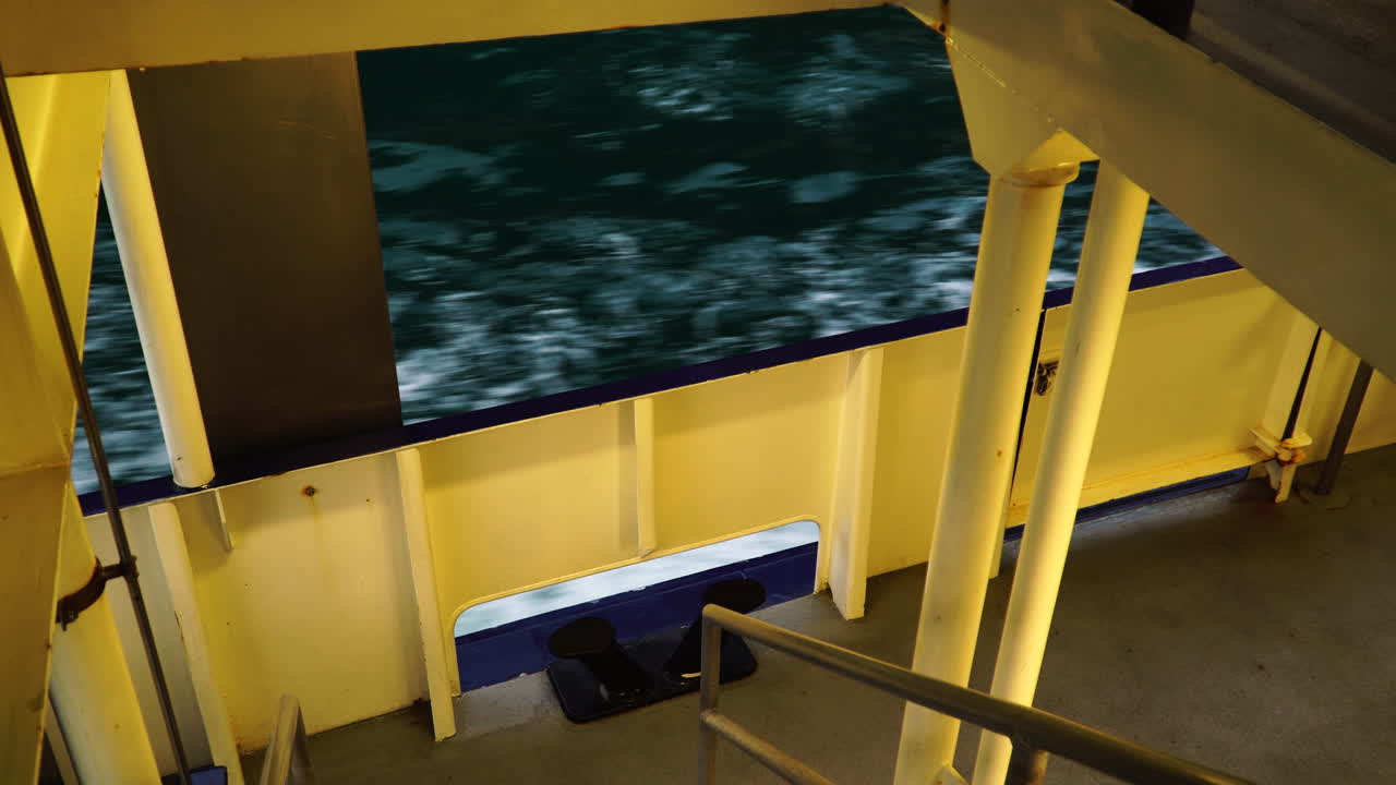 vista de la popa de grandes barcos que se mueve rápido con el agua del océano