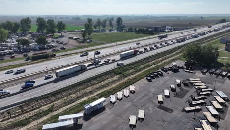 Verkehr-Auf-Der-I-25-In-Richtung-Süden-In-Der-Nähe-Von-Longmont,-Colorado,-An-Einem-Montagmorgen-2023