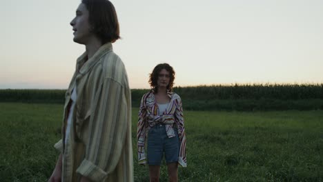 una pareja en un campo de maíz al atardecer