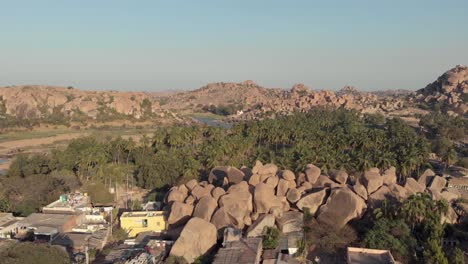 4K-Aufnahmen-Des-Alten-Dorfes-Hampi,-Indien,-Das-Für-Seine-Zahlreichen-Tempelruinen-Bekannt-Ist