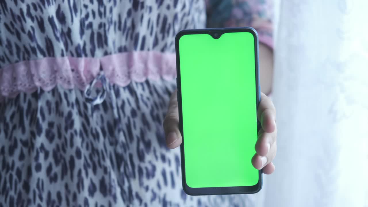 mujeres que usan teléfonos inteligentes con pantalla verde