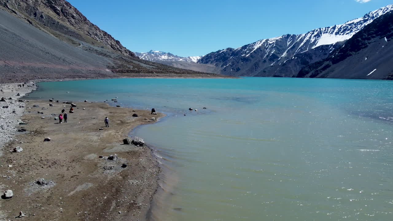 Aereo: costa colorata della laguna, montagne sullo sfondo