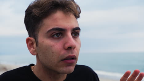 niño le dice a otra persona que está loco con un gesto en la cabeza
