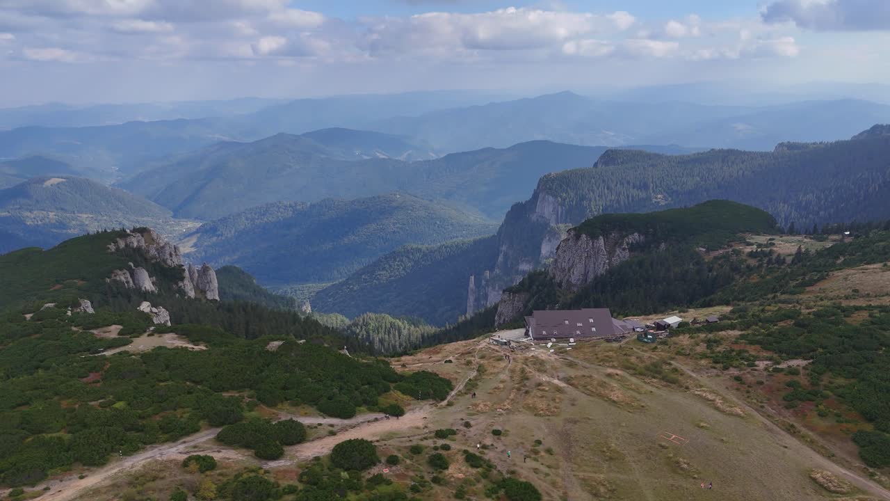 imágenes de drones del chalet dochia en la montaña ceahlău, rumania
