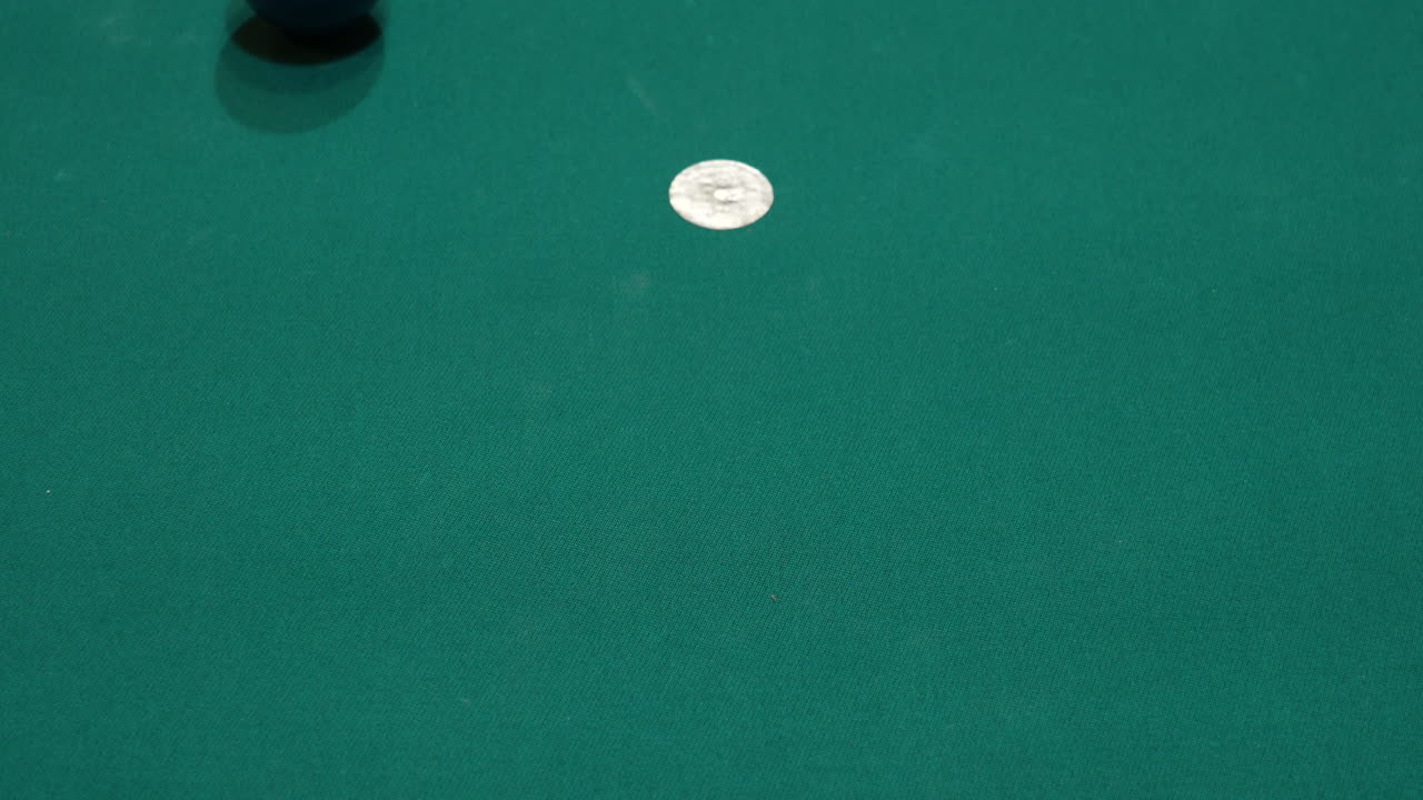 당구공은 녹색 펠트나 천으로 탁자 전체에 흩어져 있는 단단하고 줄무늬 당구공이 있는 8개의 볼 삼각형 랙 클로즈업에서 부러지고, 위에서 보기를 깨뜨립니다.