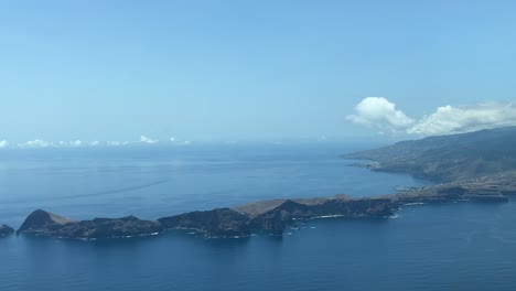 Ankunft-Mit-Dem-Flugzeug-Nach-Funchal,-Insel-Madeira,-Aus-Sicht-Der-Piloten,-Zur-Landebahn-23-An-Einem-Herrlichen-Sommernachmittag