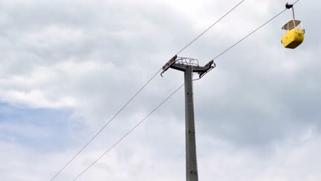 Berghang-Bunte-Gelbe-Und-Grüne-Seilbahn-Transportieren-Touristen,-Die-Hochlandlandschaft-Besichtigen