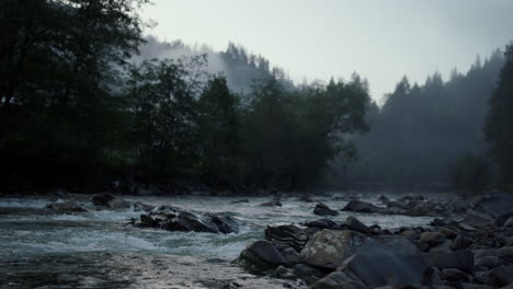 Reichlicher-Bach,-Der-In-Den-Bergen-Fließt.-Klares-Wasser-Plätschert-Im-Gebirgsfluss.