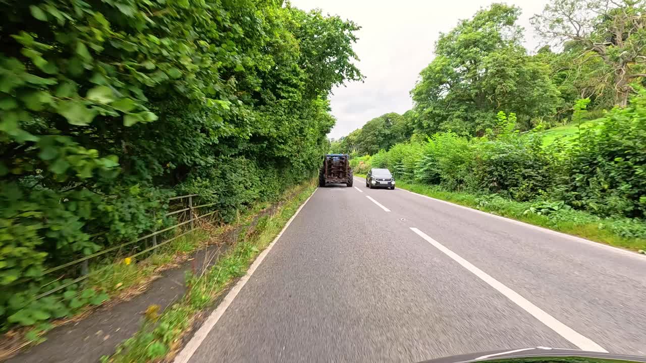 경치 좋은 시골 도로 에서 자동차 를 운전 하는 것