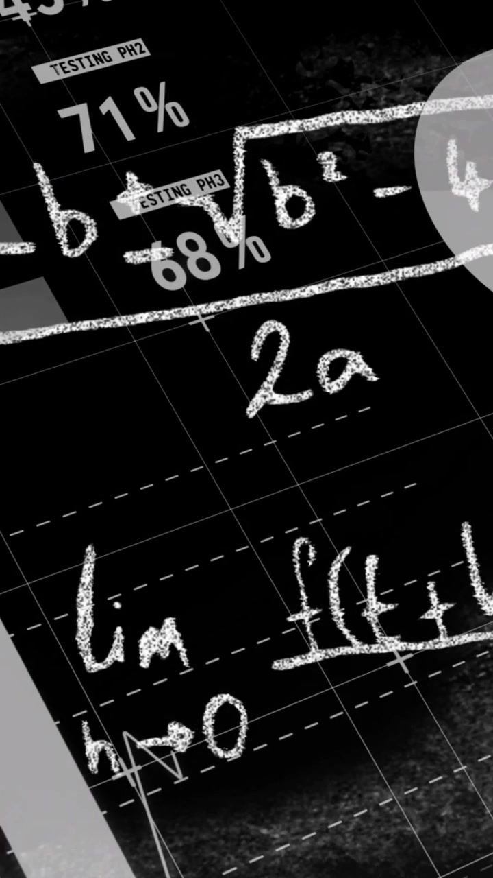 Animazione di elaborazione dati con equazioni matematiche su sfondo nero
