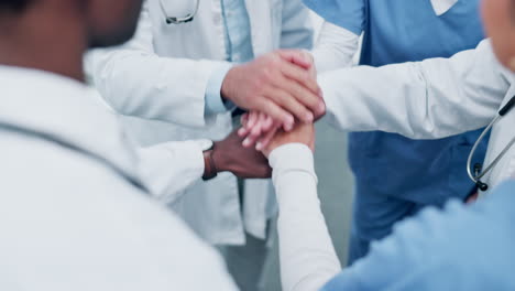 médicos, manos juntas y trabajo en equipo para la atención médica