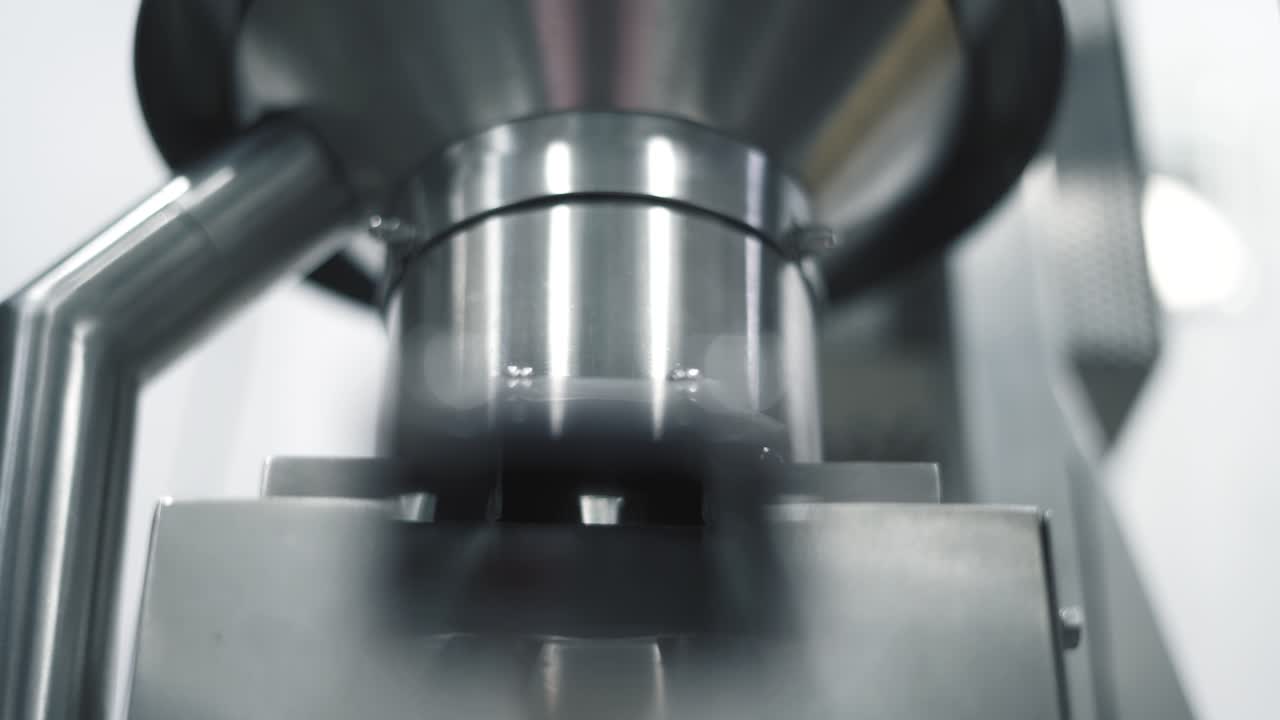 maquinaria automatizada en una fábrica de medicamentos que produce tabletas de medicamentos farmacéuticos, primer plano