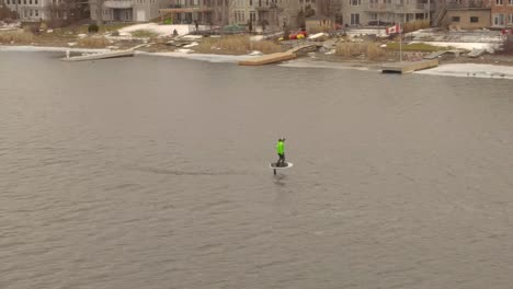 Junger-Mann,-Der-Ein-Tragflügelboot-Reitet