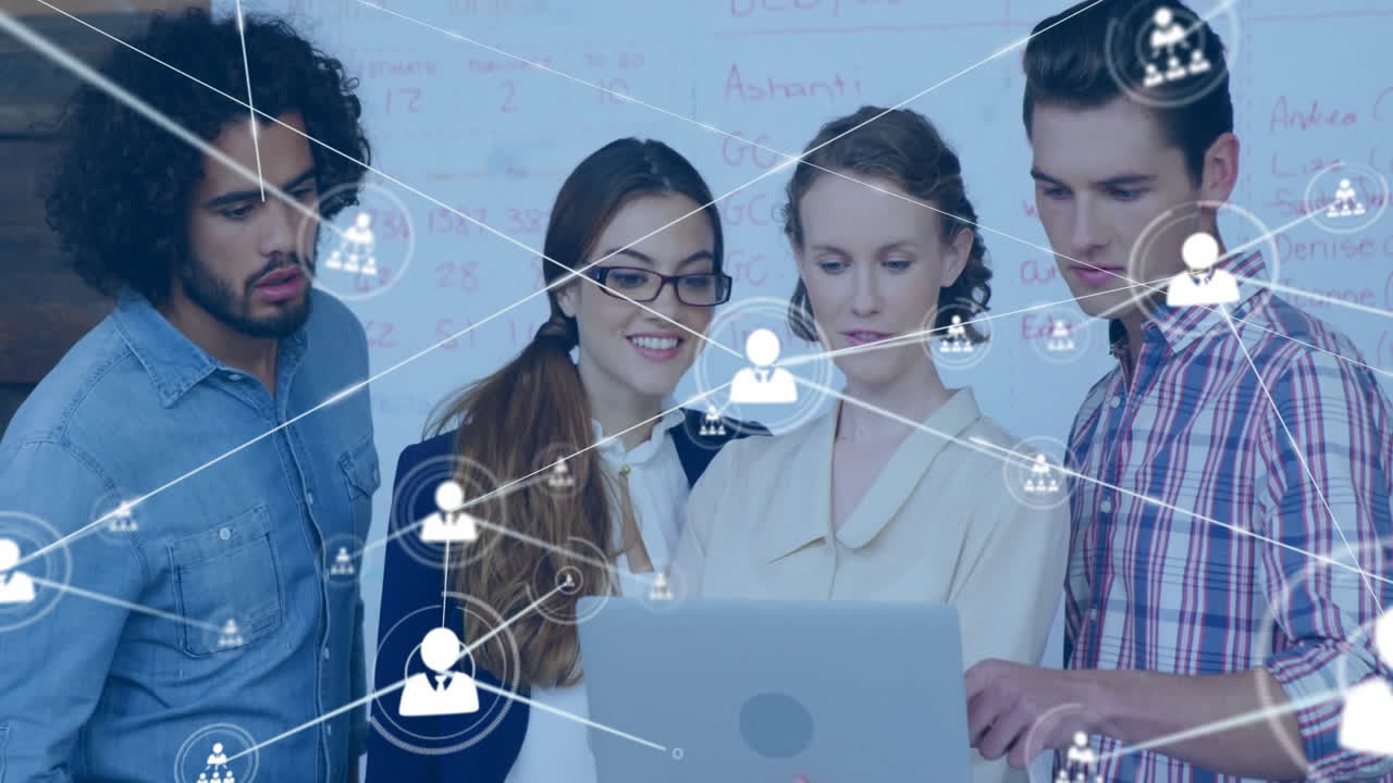 animación de la red de conexiones con iconos sobre diversos colegas discutiendo el trabajo en la oficina