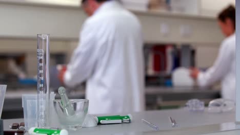 científicos que trabajan juntos en experimentos
