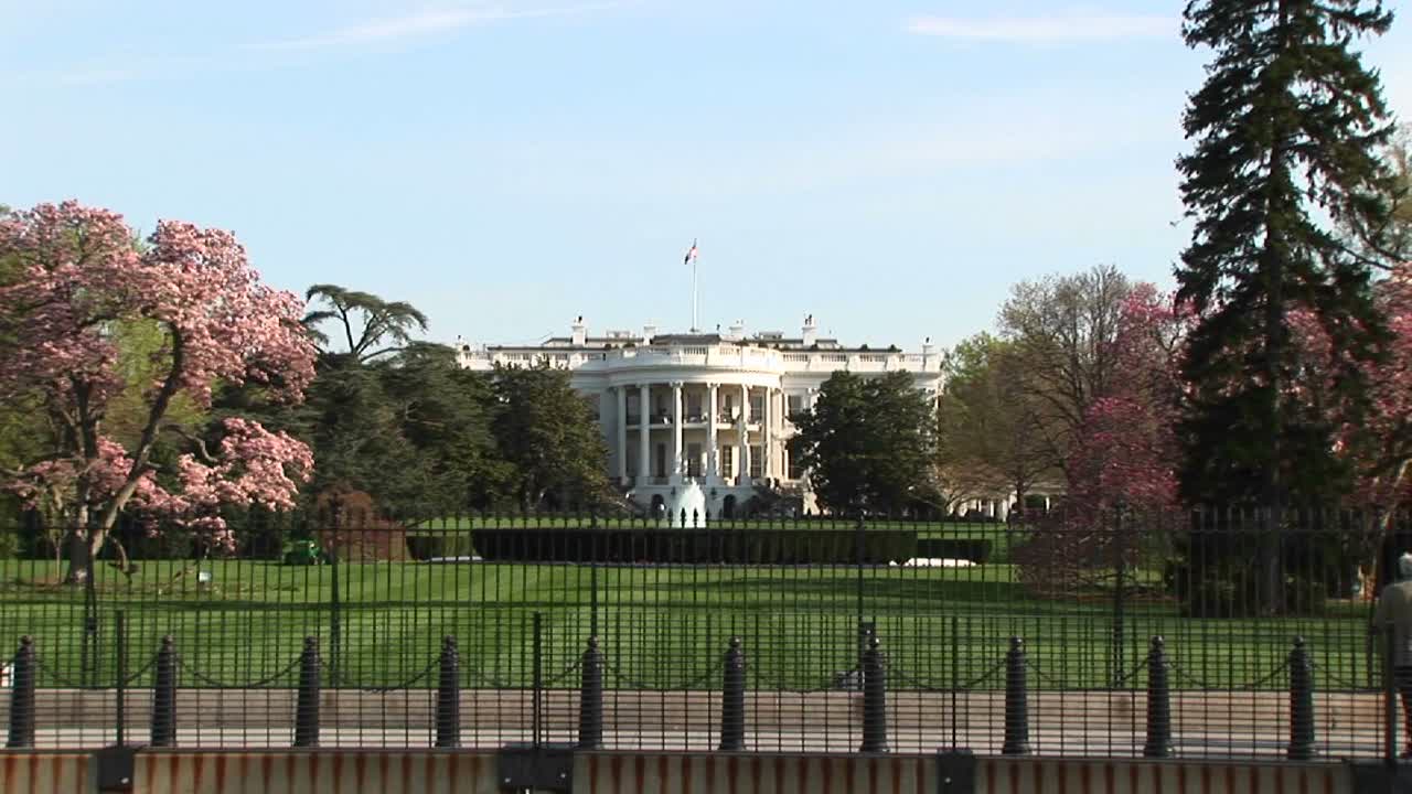 la cámara se acerca para ver la casa blanca en primavera