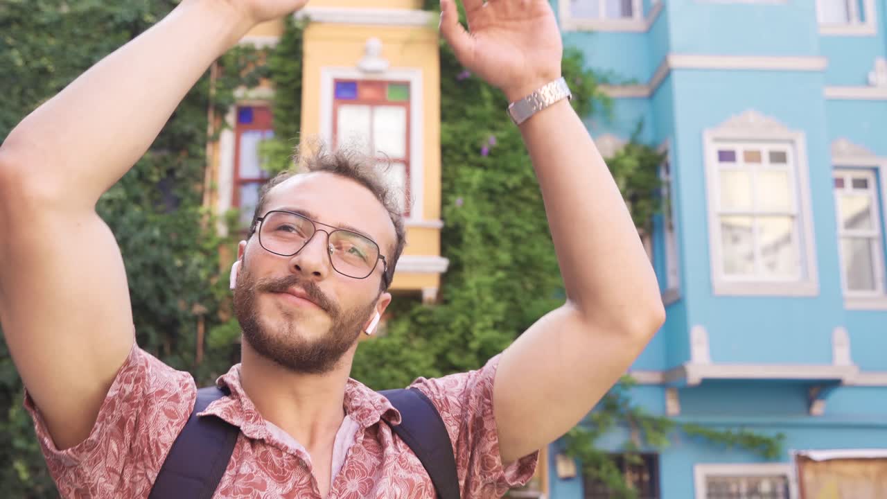 un joven bailando y divirtiéndose.