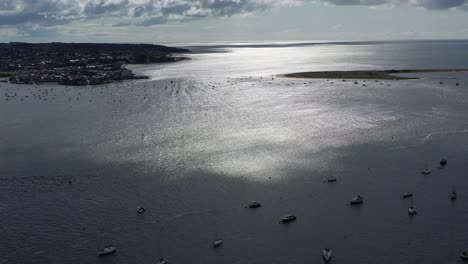 Toma-Aérea-De-Un-Dron-Inclinándose-Hacia-Arriba,-Mostrando-El-Estuario-Del-Exe-Con-Hermosas-Aguas-Brillantes