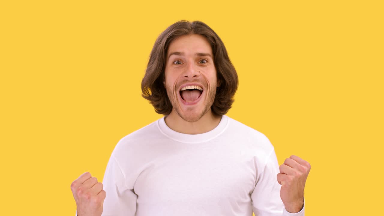 노란색 배경 에 대해 여러 가지 감정 을 표현 하는 사람