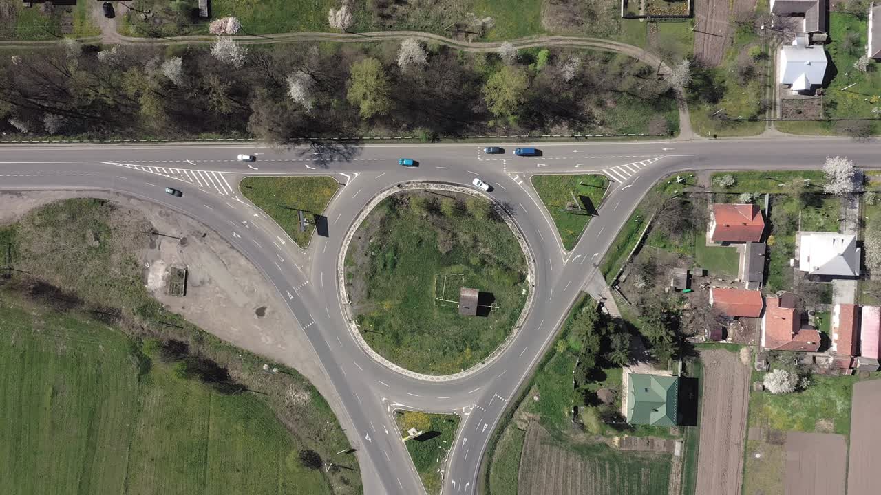 el tráfico de automóviles y camiones en la carretera de circunvalación es una vista aérea de arriba.