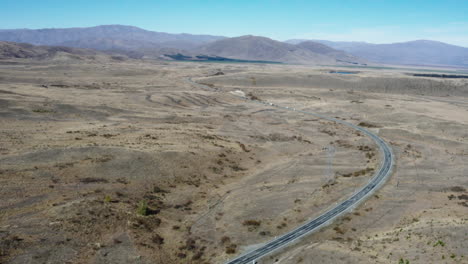 Luftaufnahme-Einer-Drohne-Von-Der-Autobahn-Von-Tekapo-Zum-Lake-Pukaki,-Neuseeland