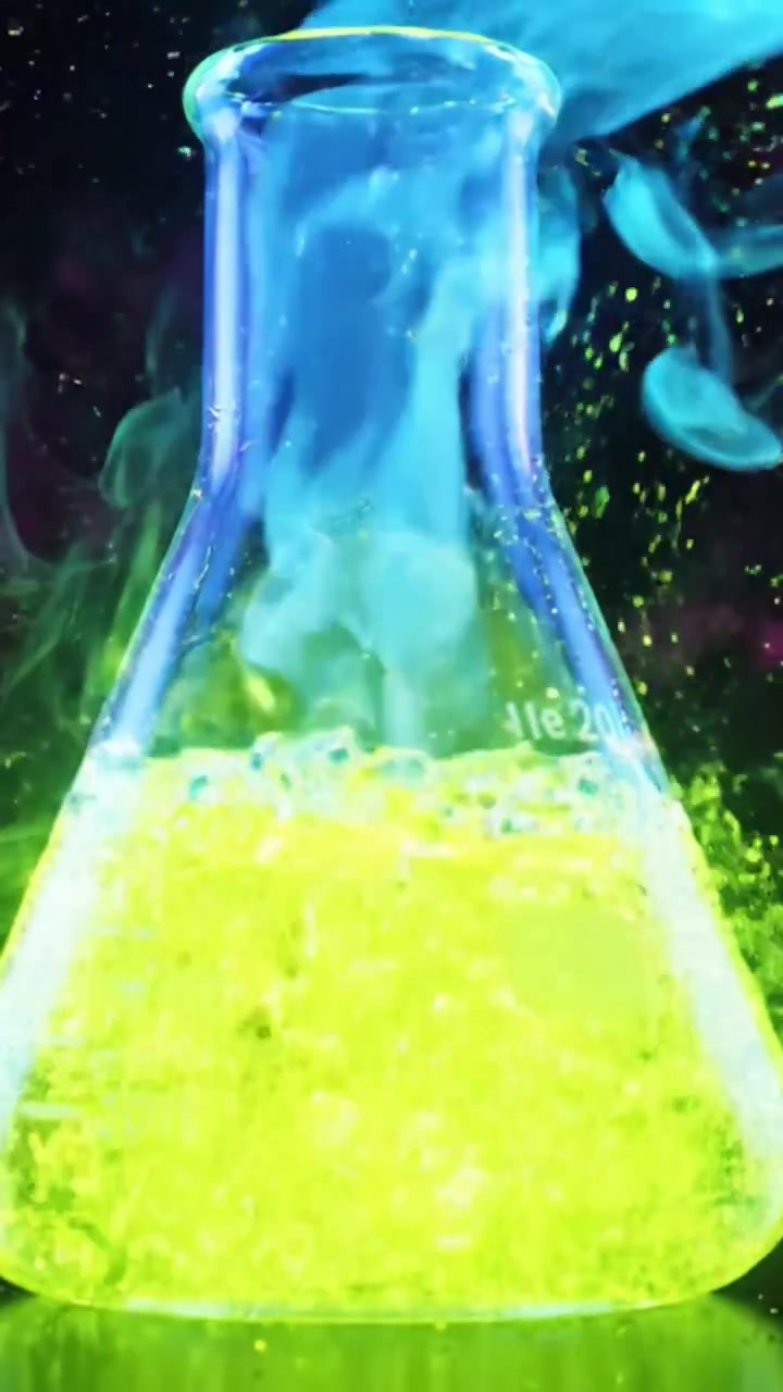 Eine fesselnde Reise in die Welt der Chemie: Von einer ruhigen violetten Flüssigkeit zu einer lebhaften grünen Explosion in einem Laborbecherglas