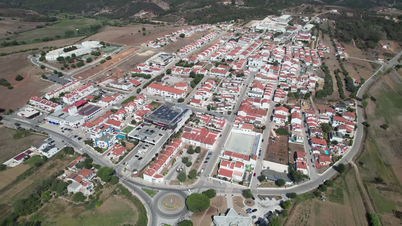 vista panorámica volando sobre la hermosa ciudad de aljezur en portugal