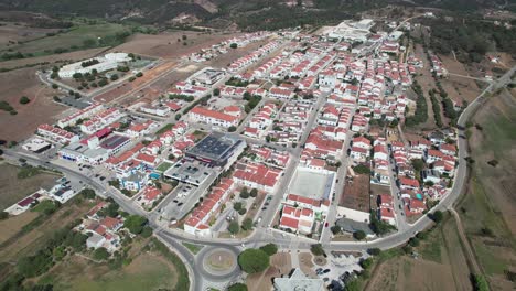 Amplia-Vista-Volando-Sobre-La-Hermosa-Ciudad-De-Aljezur-En-Portugal.