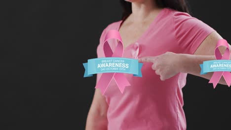 Textbanner-Zur-Aufklärung-über-Brustkrebs-Vor-Dem-Mittelteil-Einer-Frau,-Die-Eine-Rosa-Schleife-Auf-Der-Brust-Trägt