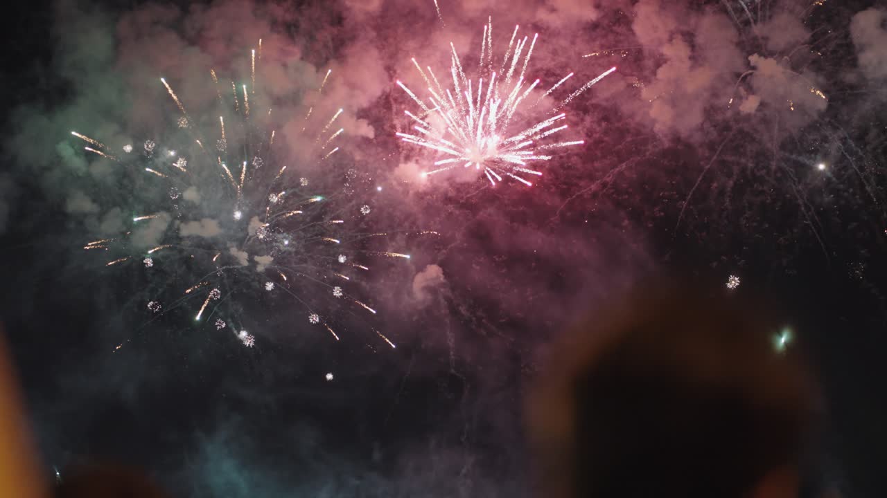 espectáculo de fuegos artificiales por la noche