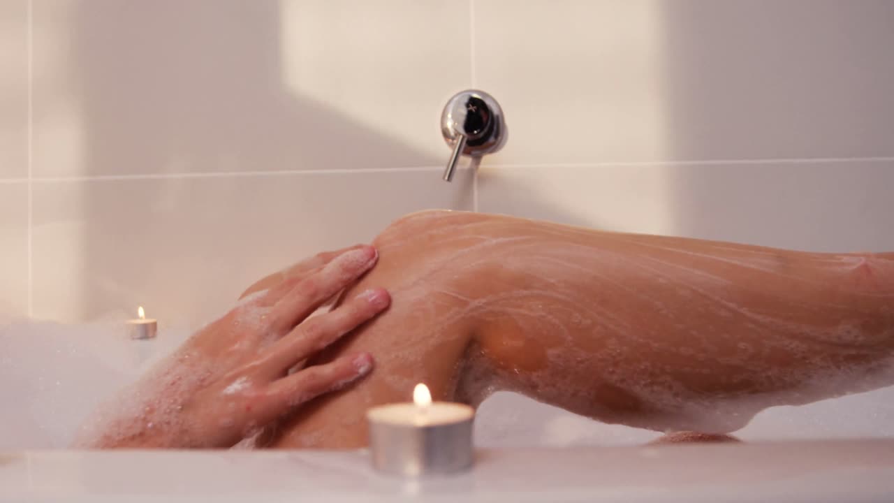 Donna che cattura bagno nella vasca