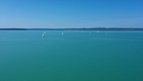 Timelapse-De-Drones-En-El-Lago-Balaton,-Hungría-Grabado-Con-Un-Dji-Mavic-2-Pro-Uhd-4k-30-Fps