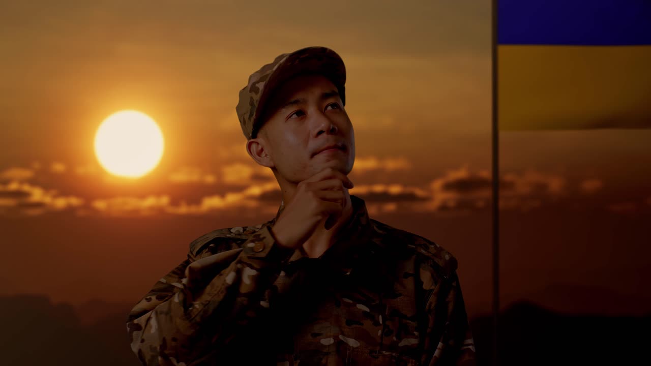 우크라이나 군인 은 해 가 지는 것 을 반영 하고 있다