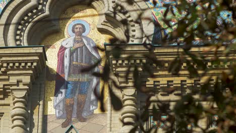 vue sur la cathédrale navale orthodoxe de saint nicolas en journée d'automne ensoleillée à karosta, liepaja, plan moyen