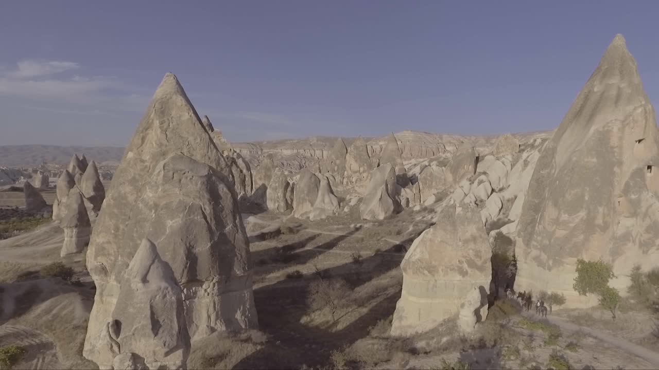 antena de turistas montando caballos paseos a caballo en capadocia turquía 1