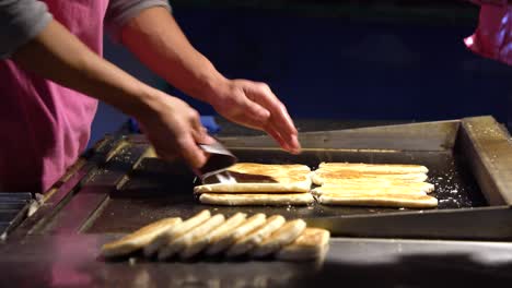 Taiwanesisches-Traditionelles-Gebäck-In-Ochsenzungenform,-Das-Auf-Dem-Nachtmarkt-In-Taiwan-Verkauft-Wird