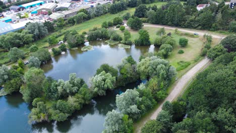 Drohne-Fliegt-Um-Den-Kleinen-Winzigen-Alderson-Lake-In-Der-Stadt-Needham-Marker-Village-In-England