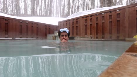 Turista-Masculino-Extranjero-Dentro-De-Un-Onsen-Al-Aire-Libre-En-Un-Paisaje-Invernal-En-Japón