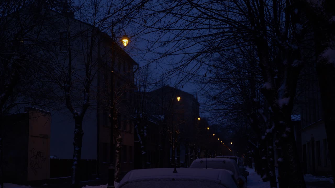 apagar las luces de la ciudad por la mañana en una pequeña calle en invierno