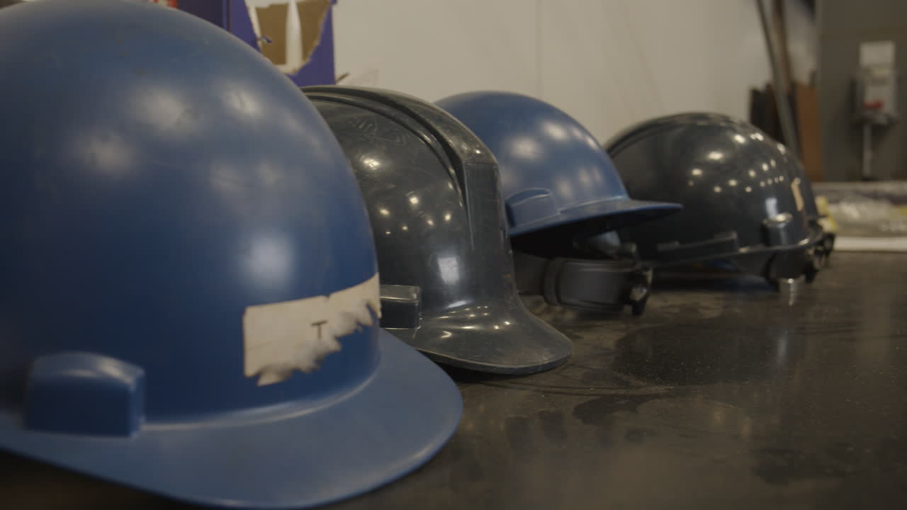 trabajador en los oficios - equipo de seguridad de casco azul