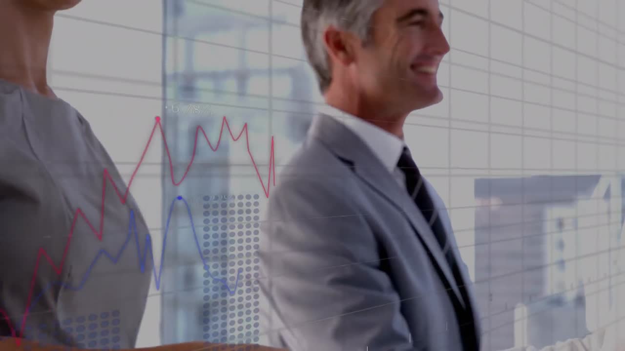 animación del procesamiento de datos sobre el apretón de manos de un hombre de negocios