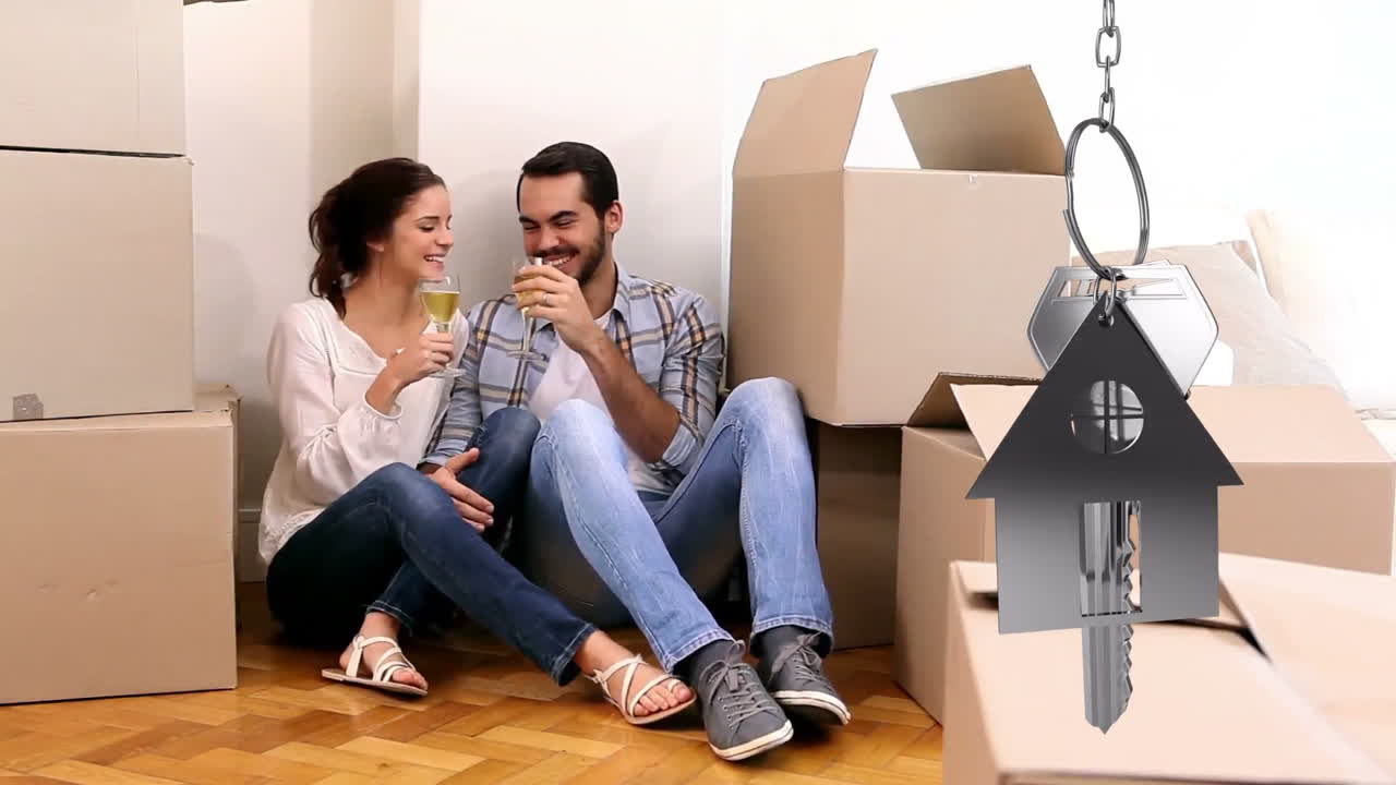 chaves da casa e chaveiro pendurado com casal celebrando no fundo