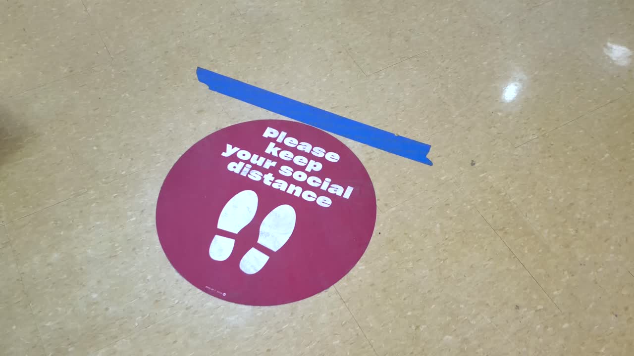 covid 19 코로나 바이러스 전염병 동안 고객 사이에 6 피트의 물리적 거리를 표시하는 선으로 거리를 유지하십시오라는 상점 바닥에 서명하십시오.