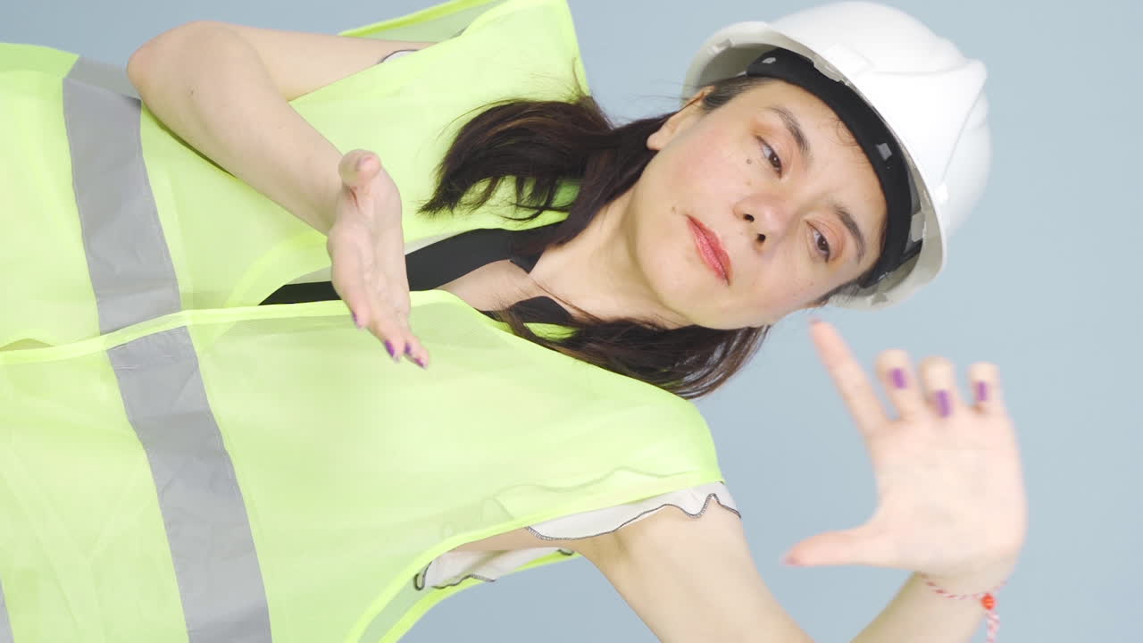 직무와 관련된 계산을 하는 엔지니어의 수직 비디오입니다.