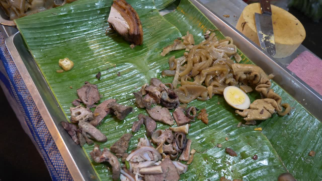 태국 야시장 음식 돼지고기 장기 제공 준비