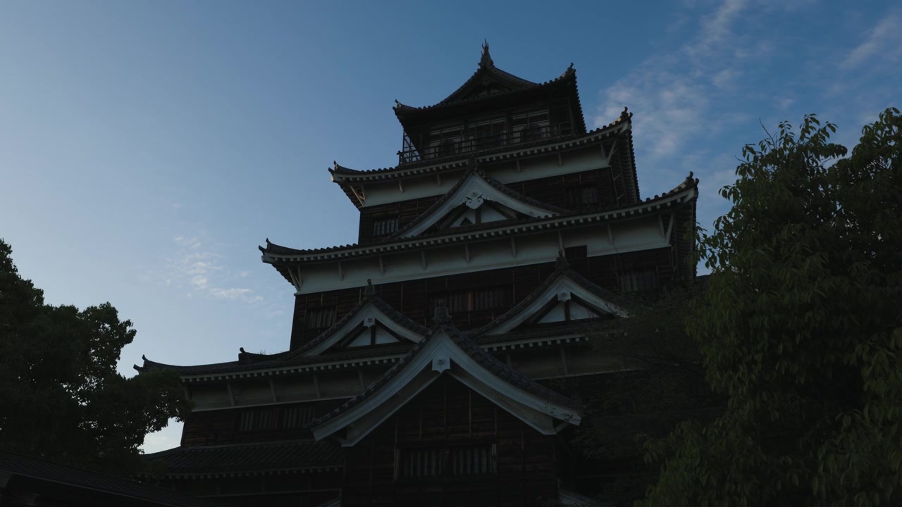 Castello scuro, Hiroshima, sera d'estate.