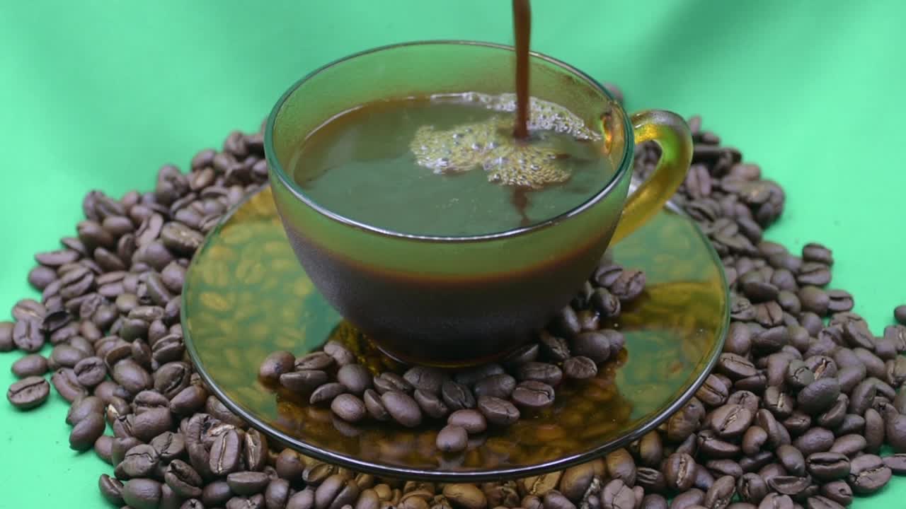 verter café caliente en la taza, granos de café, pantalla verde