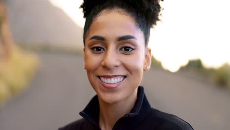 fitness, mujer negra y retrato de la cara al aire libre