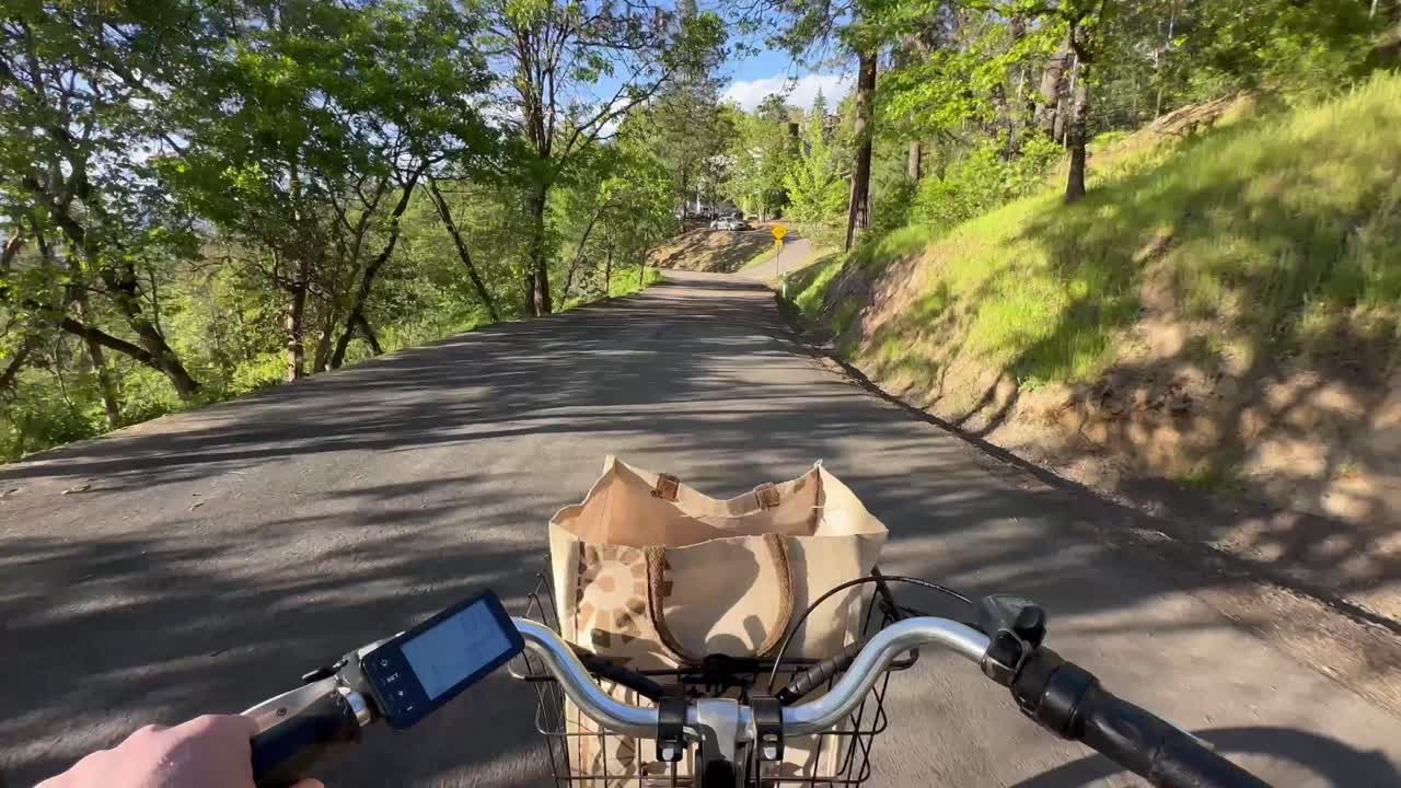 pov de motociclista en un sendero de montaña con una canasta de bolsas delante